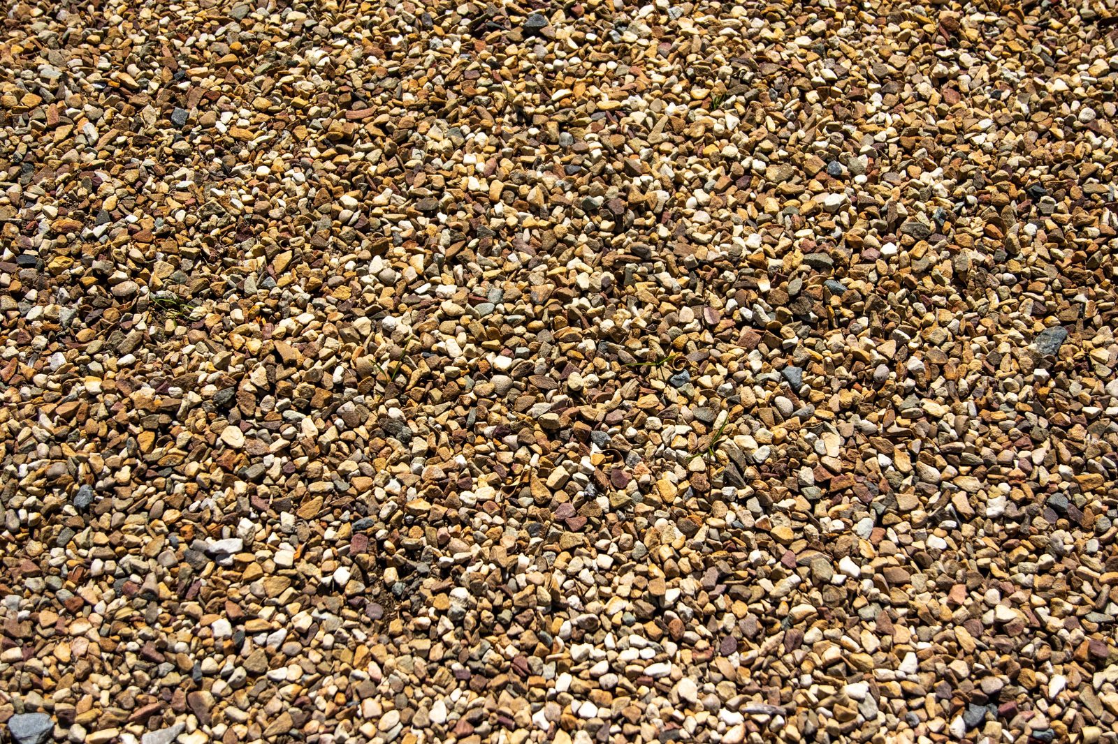 Golden gravel texture of a resin bonded scatter finish